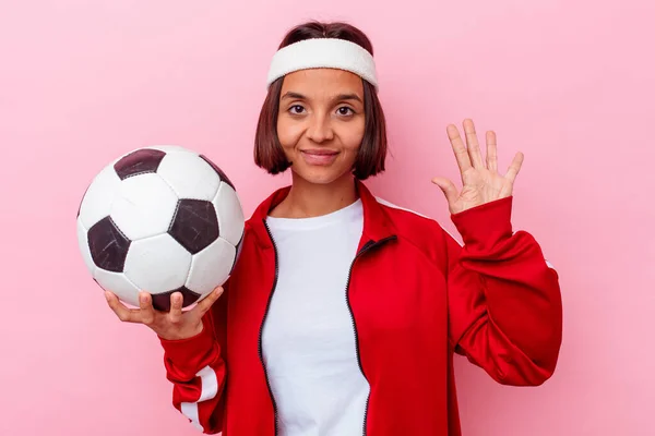 Giovane Donna Razza Mista Giocare Calcio Isolato Sfondo Rosa Sorridente — Foto Stock