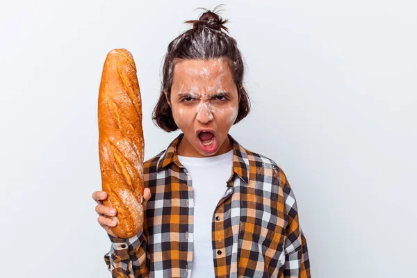 Beyaz Arka Planda Izole Edilmiş Ekmek Yapan Genç Melez Kadın — Stok fotoğraf