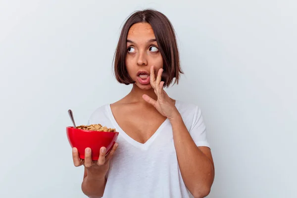 Jovem Mista Mulher Comendo Cereais Isolados Fundo Branco Está Dizendo — Fotografia de Stock