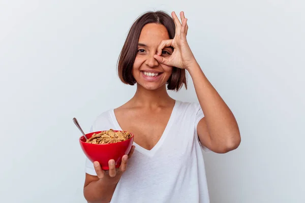 Junge Frau Mit Gemischter Rasse Isst Getreide Isoliert Auf Weißem — Stockfoto