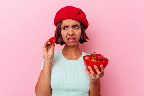 Junge Frau Mit Gemischter Rasse Isst Erdbeere Isoliert Auf Rosa — Stockfoto