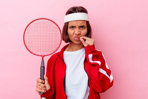 Joven Mujer Raza Mixta Jugando Bádminton Aislado Sobre Fondo Rosa — Foto de Stock