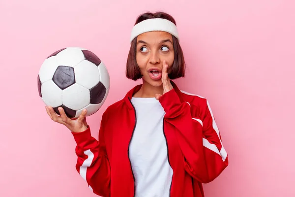 Joven Mujer Raza Mixta Jugando Fútbol Aislado Fondo Rosa Está — Foto de Stock