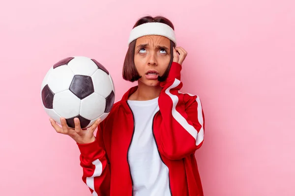 Jovem Mulher Raça Mista Jogando Futebol Isolado Fundo Rosa Sendo — Fotografia de Stock