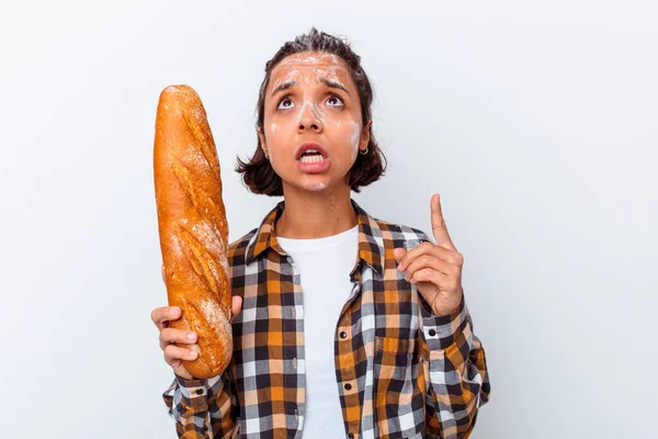 Beyaz Arka Planda Izole Edilmiş Ekmek Yapan Genç Melez Kadın — Stok fotoğraf
