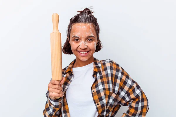 Jong Gemengd Ras Vrouw Maken Brood Geïsoleerd Witte Achtergrond Gelukkig — Stockfoto