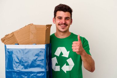Beyaz arka planda izole edilmiş karton geri dönüşümü yapan beyaz bir adam.