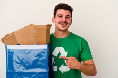 Beyaz arka planda izole edilmiş karton geri dönüşümü yapan beyaz bir adam.