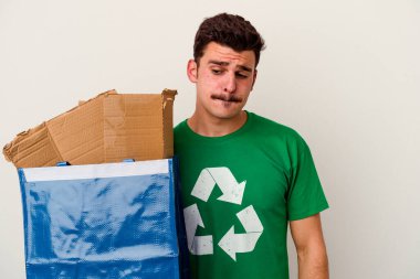 Beyaz arka planda izole edilmiş karton geri dönüşümü yapan beyaz bir adam.