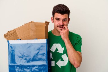 Beyaz arka planda izole edilmiş karton geri dönüşümü yapan beyaz bir adam.