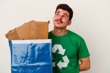 Beyaz arka planda izole edilmiş karton geri dönüşümü yapan beyaz bir adam.