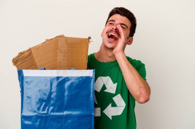 Beyaz arka planda izole edilmiş karton geri dönüşümü yapan beyaz bir adam.