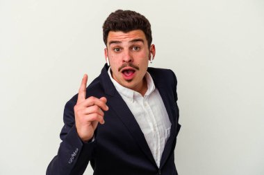 Beyaz arka planda izole edilmiş kablosuz kulaklık takan beyaz iş adamı bir fikri, ilham verici bir konsepti var..