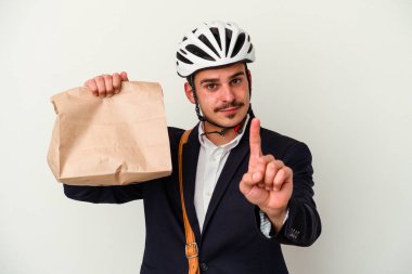 Bisiklet kaskı takan ve elinde tutmakta olan beyaz arka planda izole edilmiş yiyecekleri alan beyaz bir adam..