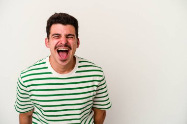 Beyaz arka planda izole genç beyaz adam çok kızgın, öfke kavramı bağırıyor, hayal kırıklığına uğramış.