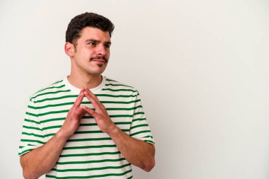 Kafkasyalı genç bir adam beyaz arka planda izole edildi. Aklında bir plan oluşturdu..