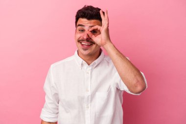 Pembe arka planda izole edilmiş genç beyaz adam heyecanlı..