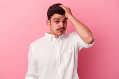 Pembe arka planda izole edilmiş genç beyaz adam şok geçiriyordu, önemli bir buluşmayı hatırladı..