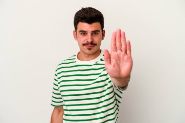 Beyaz arka planda izole edilmiş genç beyaz bir adam elini uzatmış, dur işareti göstererek seni engelliyor..