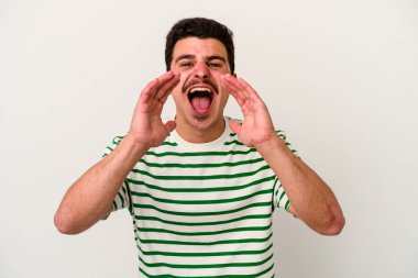Beyaz arka planda izole edilmiş beyaz bir adam heyecanlı bir şekilde bağırıyor..