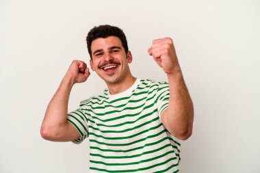 Beyaz arka planda izole edilmiş genç beyaz adam dans ediyor ve eğleniyor..