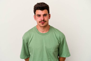 Beyaz arka planda soyutlanmış beyaz bir adam üzgün, ciddi bir yüz, mutsuz ve hoşnutsuz..