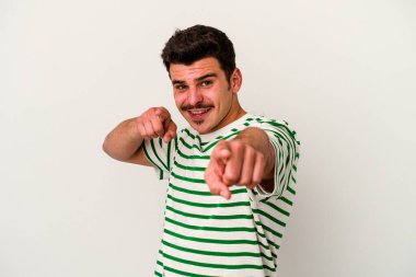 Beyaz arka planda soyutlanmış beyaz tenli genç adam öne bakan neşeli gülümsemeler..