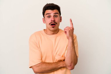 Beyaz arka planda izole edilmiş beyaz bir genç adam, yaratıcılık kavramı, harika bir fikre sahip..