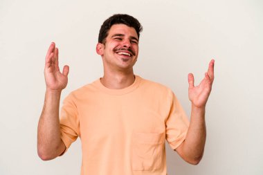 Beyaz arka planda izole edilmiş beyaz bir adam neşeli bir şekilde gülüyor. Mutluluk kavramı.