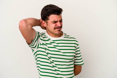 Beyaz arka planda izole edilmiş genç beyaz bir adam sabit yaşam tarzından dolayı boyun ağrısı çekiyor..