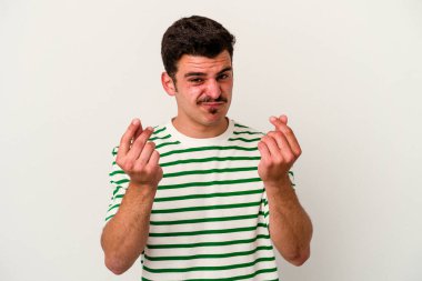 Beyaz arka planda izole genç beyaz adam onun hiç parası olmadığını gösteriyor.