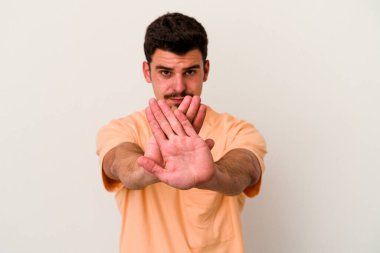 Beyaz arka planda izole genç beyaz adam inkar jesti yapıyor.