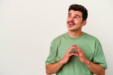 Kafkasyalı genç bir adam beyaz arka planda izole edildi. Aklında bir plan oluşturdu..