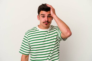 Beyaz arka planda izole genç beyaz adam şok, o önemli bir toplantı hatırladı.