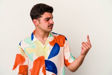 Beyaz arka planda izole edilmiş genç beyaz bir adam seni işaret ediyor. Sanki davet ediliyormuş gibi..