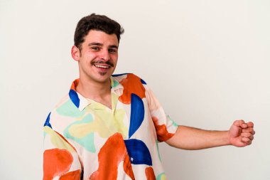 Beyaz arka planda izole edilmiş beyaz bir genç hoş bir ifade sergiliyor..