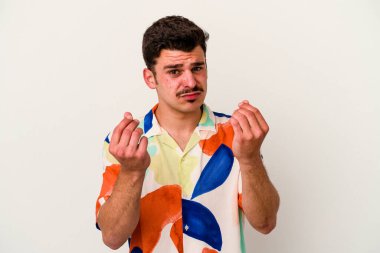 Beyaz arka planda izole genç beyaz adam onun hiç parası olmadığını gösteriyor.