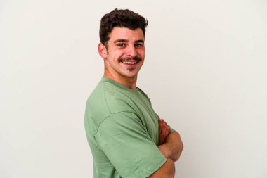 Beyaz arka planda izole edilmiş genç beyaz adam mutlu, güler yüzlü ve neşeli..