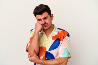 Beyaz arka planda izole genç beyaz adam tekrarlanan bir görevden yoruldu.