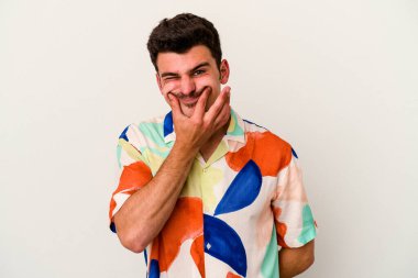 Beyaz arka planda izole genç beyaz adam iki seçenek arasında şüphe.