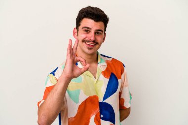 Beyaz arka planda izole edilmiş genç beyaz bir adam neşeli ve kendinden emin..