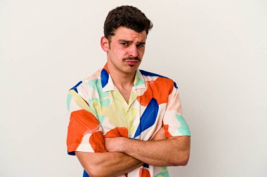 Beyaz arka planda izole edilmiş, sıkılmış, yorgun ve dinlenmeye ihtiyacı olan genç beyaz bir adam..