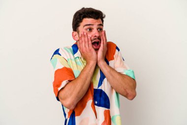 Beyaz arka planda izole edilmiş genç beyaz adam korkmuş ve korkmuş..