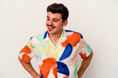 Beyaz arka planda izole edilmiş beyaz bir adam. Kendine güveniyor. Kalçaları tutuyor..