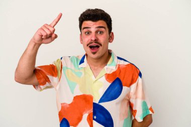 Beyaz arka planda izole edilmiş beyaz bir genç adam, yaratıcılık kavramı, harika bir fikre sahip..