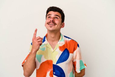 Beyaz arka planda izole genç beyaz adam işaret iki ön parmakları boş bir boşluk gösteren.