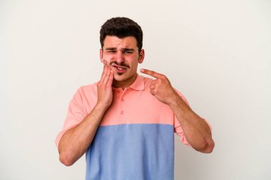 Beyaz arka planda izole genç beyaz adam güçlü bir diş ağrısı, azıdişi ağrısı var..