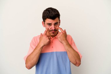 Beyaz arka planda izole edilmiş beyaz bir adam ağlıyor, bir şeyden memnun değil, acı ve kafa karışıklığı konsepti..