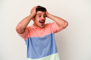 Beyaz arka planda izole olmuş genç beyaz bir adam çığlık atıyor, çok heyecanlı, tutkulu, bir şeyden memnun..
