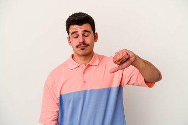 Beyaz arka planda izole edilmiş genç beyaz bir adam hoşlanmadığı bir jest yapıyor, kabul etmiyor. Anlaşmazlık konsepti.